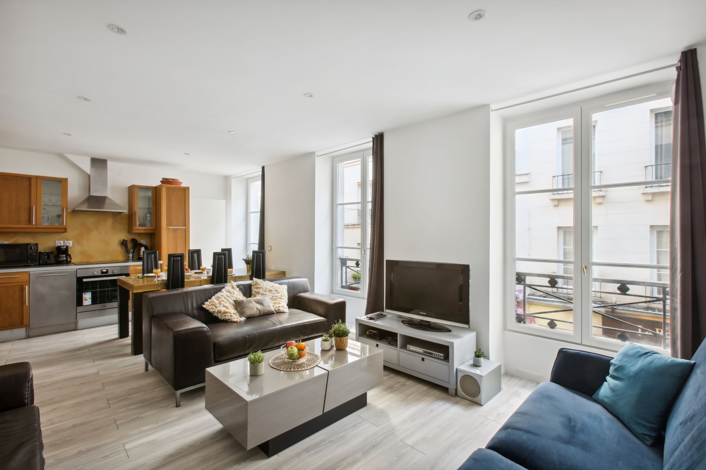 En moderne lejlighed med stue, køkken og balkon.