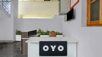Una mesa de recepción con un cartel que dice 'OYO'.