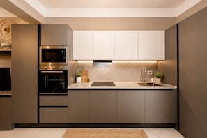 Una cucina moderna con elettrodomestici integrati, un'isola centrale e un design minimalista.