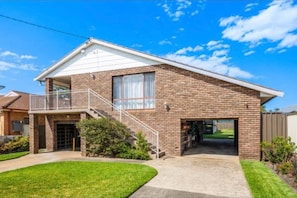 Exterior - Cosy Sunlit home with a Pool (Smithfield)