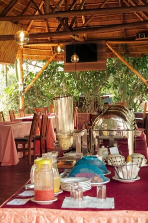 Breakfast area - Nile Bridge Cottage Jinja (Jinja)