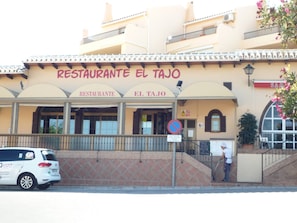 A building with a sign reading 'RESTAURANTE EL TAJO'. - Luxe Duplex Appartement in Marina del Sol, Mijas (Mijas)