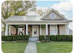 Exterior - Historic 1851 Downtown Elizabethtown Home (Elizabethtown)