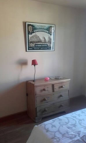 A room with a bed, a dresser, a lamp, and a framed picture on the wall. - Guest Room 'Chambre À L'étage' with Lake View and Wi-Fi (Chamborand)