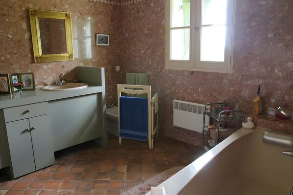 A bathroom with a sink, toilet, and bathtub.
