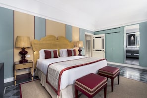 A hotel room with a large bed, bedside tables, a mirror, and a wardrobe. - Dimora Italia Blu Calypso Ortigia (Ortigia)