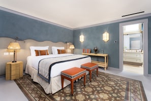 A bedroom with a bed, bedside lamps, a nightstand, a bench, a bedside table, and a mirror. - Dimora Italia Bianca Arethusa Ortigia (Ortigia)