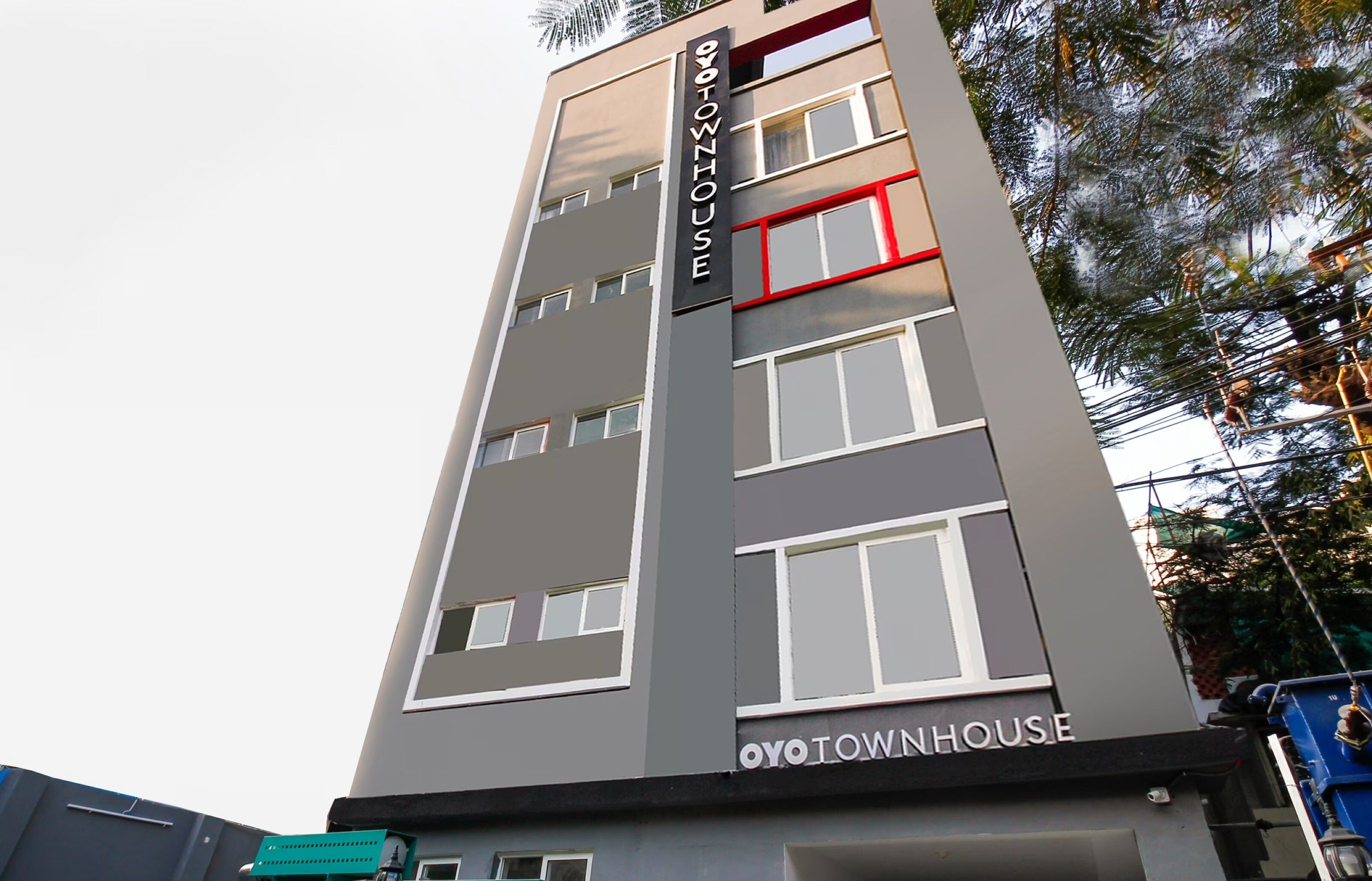 Un edificio de varios pisos con un letrero que dice 'Oyo Townhouse'.