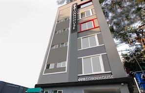 Un edificio de varios pisos con un letrero que dice 'Oyo Townhouse'.