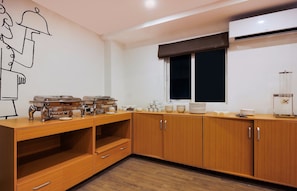 Una cocina moderna con armarios de madera, una ventana y una estación de café.