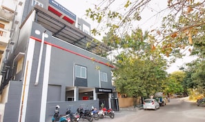 A building with a sign reading 'OYO TOWNHOUSE' and a covered entrance. - Super Townhouse RCC Sunrise (Hyderabad)