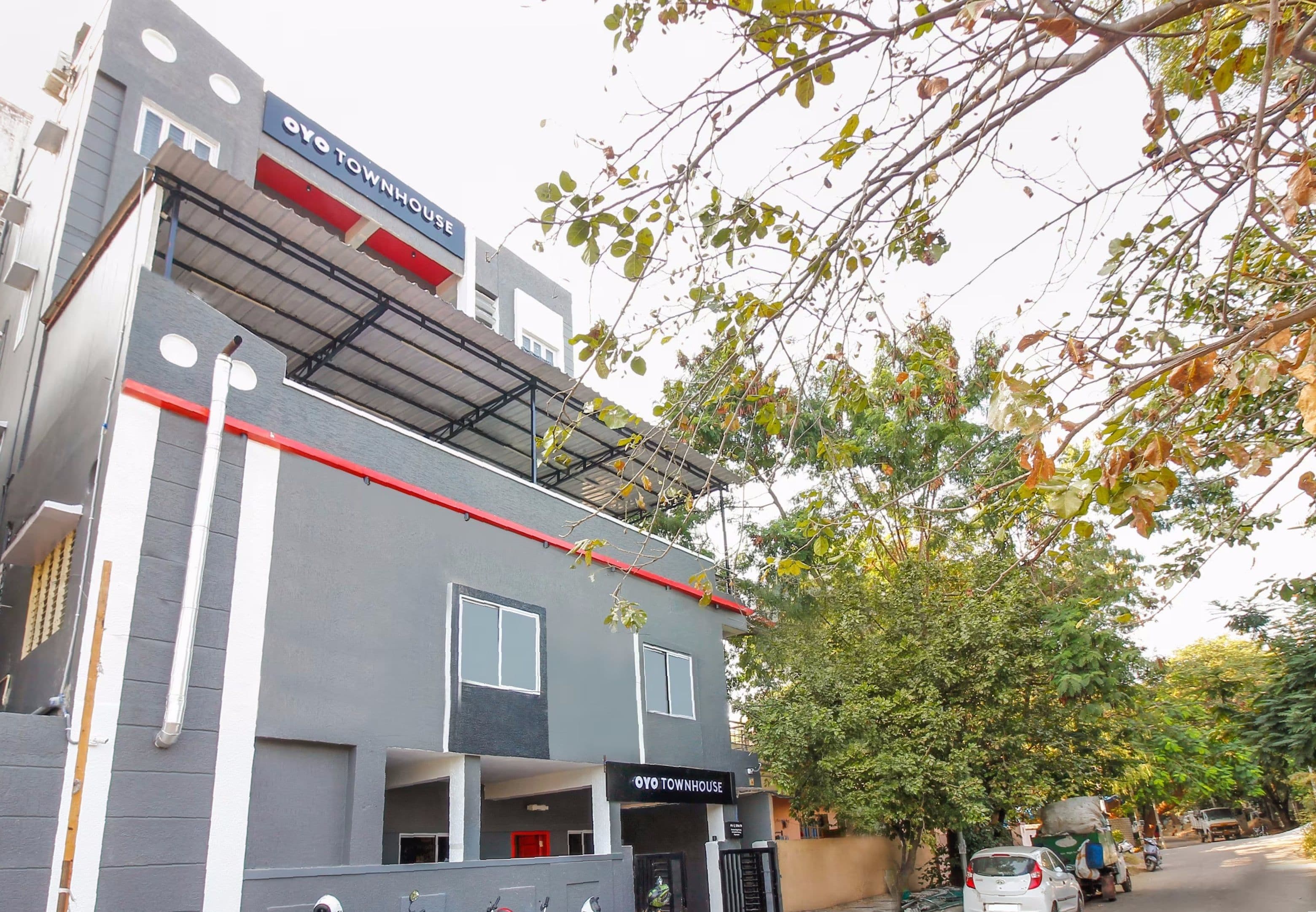 Un bâtiment moderne avec une enseigne indiquant « Oyo Townhouse ».