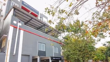 Un bâtiment moderne avec une enseigne indiquant « Oyo Townhouse ».