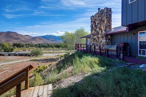 A stone building with a wooden deck and a mountain view. - ATV Adventures & Private Pond! Marysvale Retreat (Marysvale)