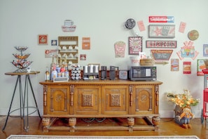 Una estación de café con varias máquinas de café y una máquina de palomitas.