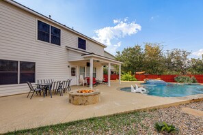 A house with a covered patio, a swimming pool, and a fire pit. - Private Pool & Hot Tub: San Antonio Home (San Antonio)