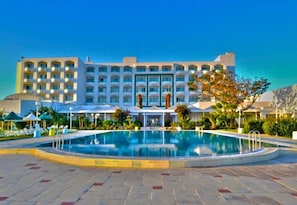A hotel with a large pool, multiple balconies, and a well-maintained garden. - Bizerta Resort Resort Congres&SPA Hôtel  (Bizerte)