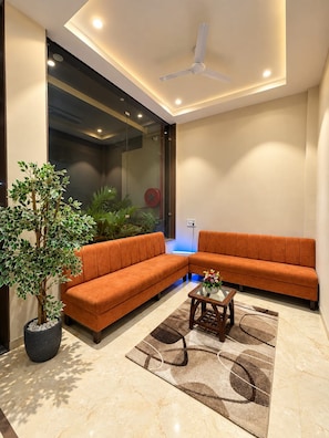 Uma sala de estar moderna com um sofá, uma mesa de centro e um vaso de planta.