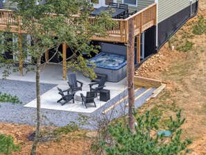 Un espace avec un jacuzzi, des sièges et une terrasse en bois.