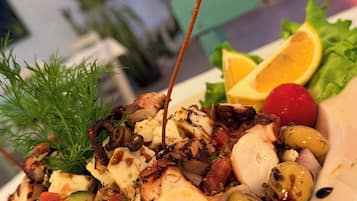 Comida y bebida