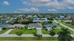 Een woongebied met huizen, wegen en groen.