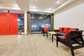 Una sala de estar moderna con un sofá, una mesa y una puerta roja.