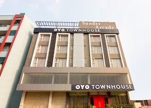 A building with a sign reading 'Sunder Arcade' and 'OYO TOWNHOUSE' indicating a commercial space. - Super townhouse moosapet Rcc Prime (Hyderabad)
