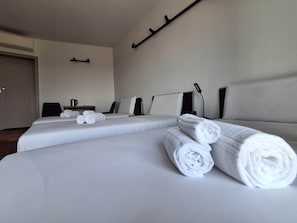 A hotel room with two beds, a desk, and a chair. - Porta Fiera | Room 2 (Verona)