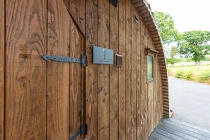 Room - Riverside Glamping Pod With Free Wifi Parking (Llangammarch Wells)