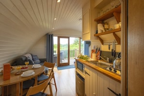 Room - Riverside Glamping Pod With Free Wifi Parking (Llangammarch Wells)