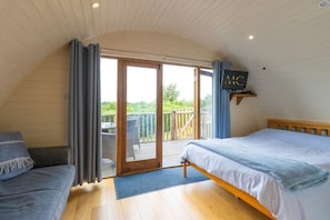 Room - Riverside Glamping Pod With Free Wifi Parking (Llangammarch Wells)
