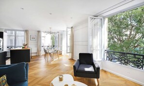 Living area - BRIGHT 2-BEDROOM MARAIS APARTMENT NEAR PICASSO MUSEUM (Paris)