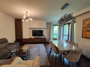 Living area - Elegant Loft in Kazimierz with Balcony (Kraków)