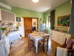 Cuina amb taula de menjador, caires i nevera.