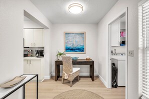 Desk Space - Great Remote Work Option! - Pool, Hot Tub, Beach Area | Intracoastal Views | Bahia Vista 529 - Bahia Breeze (St. Petersburg)