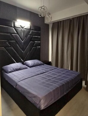 Room - Scenic Luxury 1-BR Apartment with King Bed & Private Jacuzzi in Vodno, Skopje (Скопје)