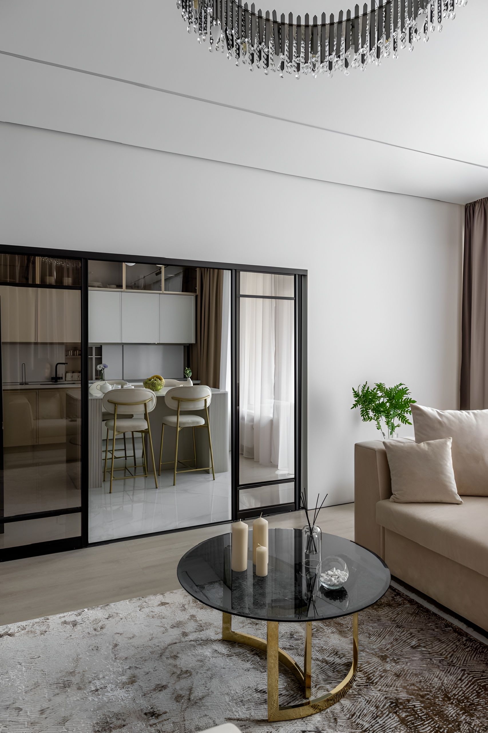Un soggiorno moderno con un tavolino in vetro, un divano e una zona pranzo con una cucina sullo sfondo.