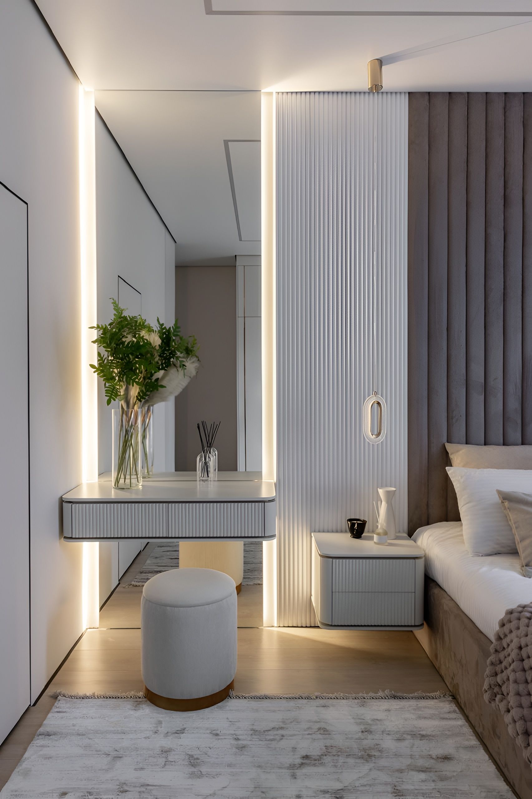 Un dormitorio moderno con cama, mesita de noche y espejo.