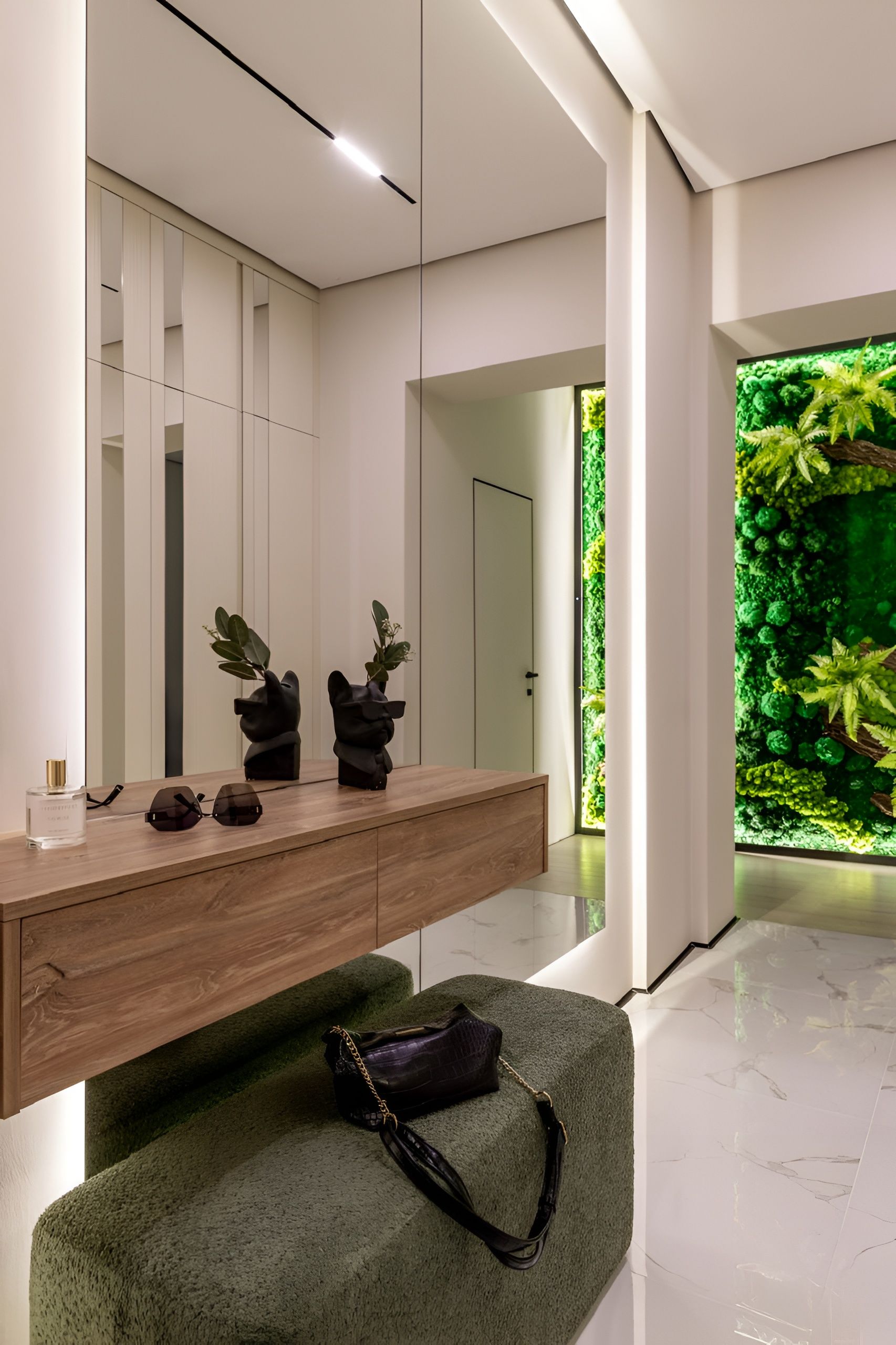 Un bagno moderno con un mobile bagno in legno, una panca verde con una superficie strutturata e una parete verde decorata con piante.