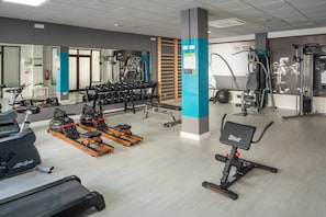 A gym with cardio equipment, weight machines, and free weights. - Hotiday Fuerteventura Seafront (Antigua)