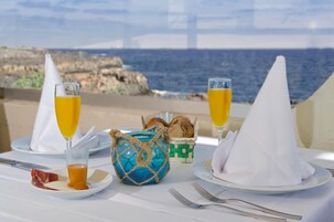 Mesa para dos con vista al mar.