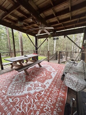 A covered picnic area with a wooden table and benches, surrounded by a forest. - Suwannee River Canopy Cabin - 5 Min Walk to Gornto Springs - Wetland Bridge View (Old Town)
