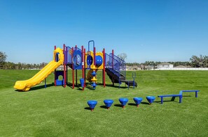 Ein Spielplatz mit Rutsche und Klettergerüsten.