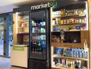 Un quiosco de autoservicio con una variedad de productos, incluyendo bebidas, aperitivos y artículos para el hogar.