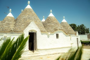 Un bâtiment traditionnel doté de plusieurs toits coniques et d’une entrée centrale.