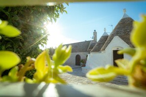 Il s’agit d’un bâtiment traditionnel en pierre, doté d’un toit conique, d’une petite entrée et d’une antenne parabolique sur le toit.