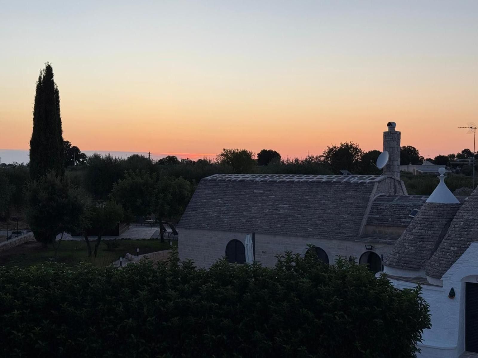 Un bâtiment doté d’un toit en pente, d’antennes paraboliques et d’une cheminée.