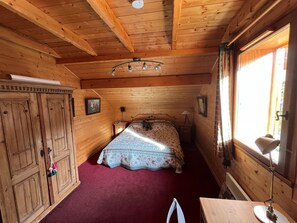 A wooden cabin room with a bed, a wardrobe, a desk, and a window. - Typical Chalet 6 Rooms, Garden, 8 Pers (Saint-Martin-de-Belleville)