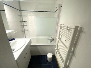 A compact bathroom with a white bathtub, a toilet, and a shower enclosure. - Apartment at the foot of the slopes - 6 guests (Morillon Village)