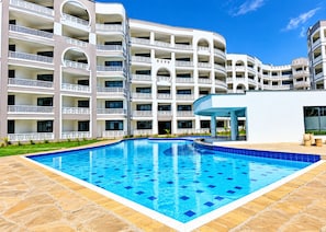 Un hotel de varios pisos con piscina.